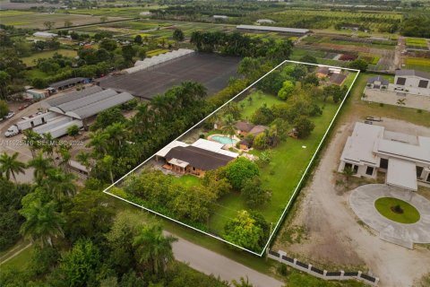 House in Miami, Florida 4 bedrooms, 393.72 sq.m. № 1992810 - photo 2