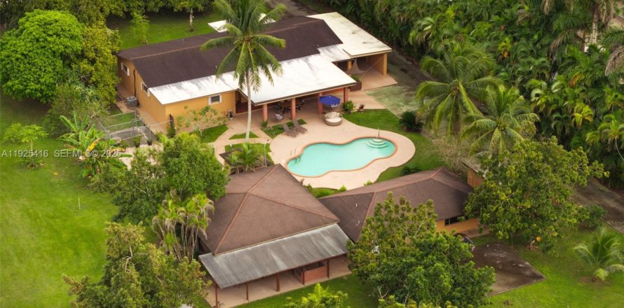 House in Miami, Florida 4 bedrooms, 393.72 sq.m. № 1992810