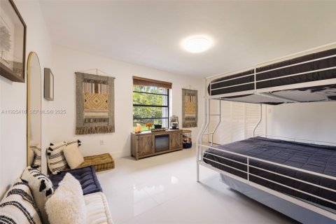 House in Miami, Florida 4 bedrooms, 393.72 sq.m. № 1992810 - photo 18