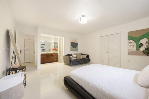 House in Miami, Florida 4 bedrooms, 393.72 sq.m. № 1992810 - photo 20