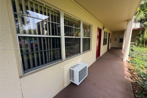 Condo in Pembroke Pines, Florida, 1 bedroom  № 1762593 - photo 3