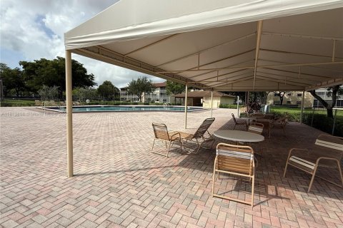 Condo in Pembroke Pines, Florida, 1 bedroom  № 1762593 - photo 18