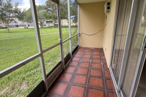 Condo in Pembroke Pines, Florida, 1 bedroom  № 1762593 - photo 15