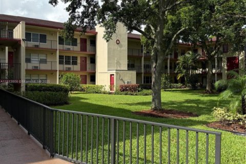 Condo in Pembroke Pines, Florida, 1 bedroom  № 1762593 - photo 1