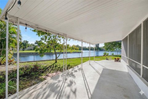 House in Tamarac, Florida 3 bedrooms, 143.63 sq.m. № 2066221 - photo 30