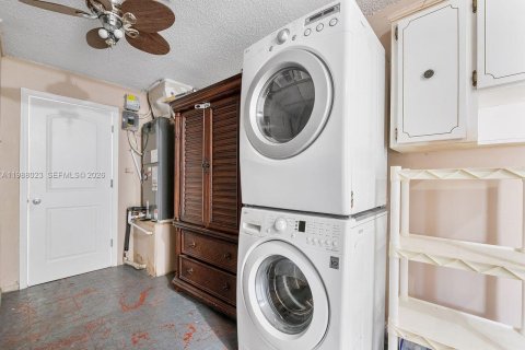 House in Tamarac, Florida 3 bedrooms, 143.63 sq.m. № 2066221 - photo 29