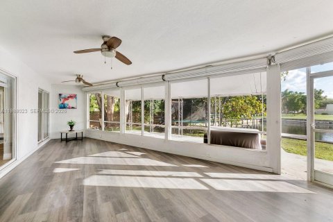 House in Tamarac, Florida 3 bedrooms, 143.63 sq.m. № 2066221 - photo 3