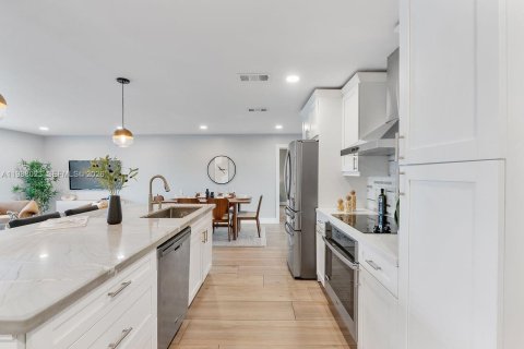 House in Tamarac, Florida 3 bedrooms, 143.63 sq.m. № 2066221 - photo 14