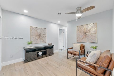 House in Tamarac, Florida 3 bedrooms, 143.63 sq.m. № 2066221 - photo 17