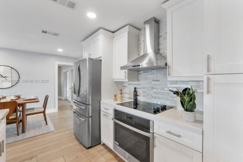 House in Tamarac, Florida 3 bedrooms, 143.63 sq.m. № 2066221 - photo 15