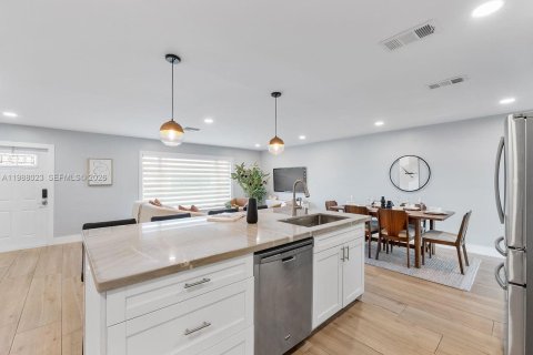 House in Tamarac, Florida 3 bedrooms, 143.63 sq.m. № 2066221 - photo 16