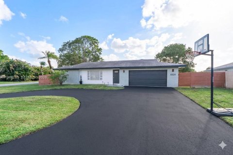 House in Tamarac, Florida 3 bedrooms, 143.63 sq.m. № 2066221 - photo 2