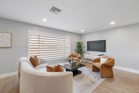 House in Tamarac, Florida 3 bedrooms, 143.63 sq.m. № 2066221 - photo 6