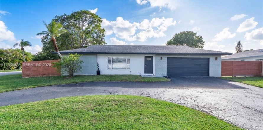House in Tamarac, Florida 3 bedrooms, 143.63 sq.m. № 2066221