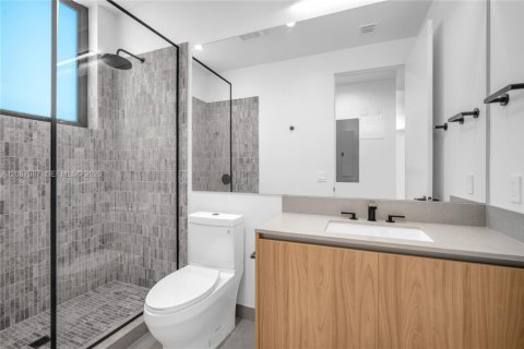 Condominio en alquiler en Miami, Florida, 3 dormitorios, 90.39 m2 № 2356772 - foto 3