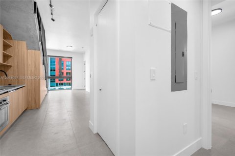 Condominio en alquiler en Miami, Florida, 3 dormitorios, 90.39 m2 № 2356772 - foto 2