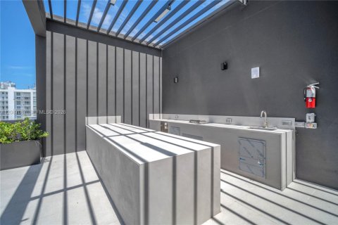 Condominio en alquiler en Miami, Florida, 3 dormitorios, 90.39 m2 № 2356772 - foto 19