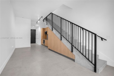 Condominio en alquiler en Miami, Florida, 3 dormitorios, 90.39 m2 № 2356772 - foto 13