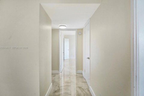 Condo in Hallandale Beach, Florida, 2 bedrooms № 2083663 - photo 10