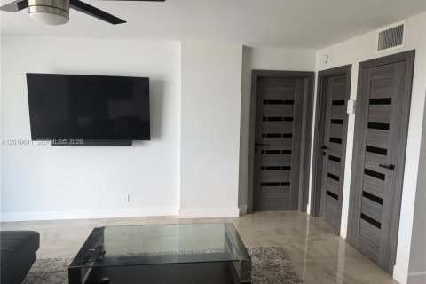 Condo in Hallandale Beach, Florida, 2 bedrooms № 2083663 - photo 4