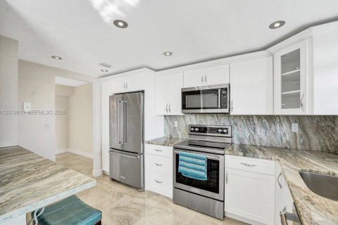 Condo in Hallandale Beach, Florida, 2 bedrooms № 2083663 - photo 7