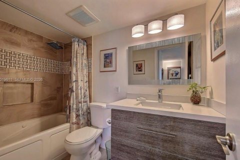 Condo in Hallandale Beach, Florida, 2 bedrooms № 2083663 - photo 11
