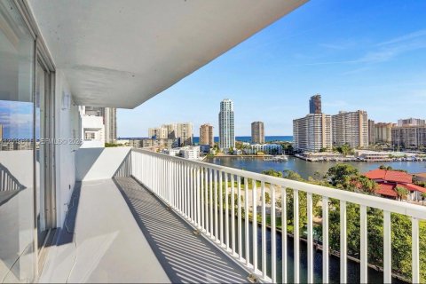 Condo in Hallandale Beach, Florida, 2 bedrooms № 2083663 - photo 14