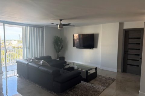 Condo in Hallandale Beach, Florida, 2 bedrooms № 2083663 - photo 3