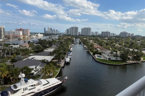 Condo in Hallandale Beach, Florida, 2 bedrooms № 2083663 - photo 15