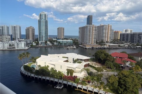 Condo in Hallandale Beach, Florida, 2 bedrooms № 2083663 - photo 16