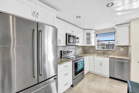 Condo in Hallandale Beach, Florida, 2 bedrooms № 2083663 - photo 6