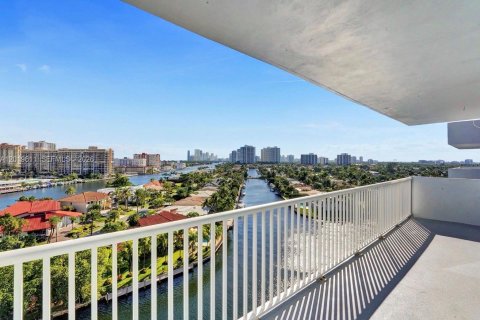 Condo in Hallandale Beach, Florida, 2 bedrooms № 2083663 - photo 2