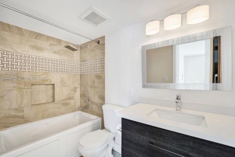 Condo in Hallandale Beach, Florida, 2 bedrooms № 2083663 - photo 12