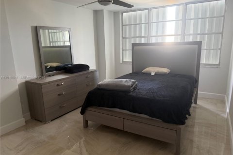 Condo in Hallandale Beach, Florida, 2 bedrooms № 2083663 - photo 9
