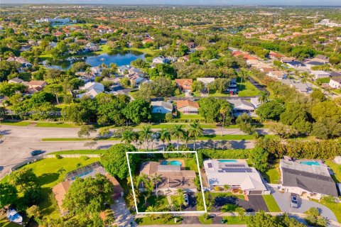 Casa en venta en Cutler Bay, Florida, 4 dormitorios, 159.61 m2 № 2377316 - foto 6