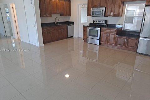 Villa ou maison à louer à Fort Lauderdale, Floride: 4 chambres, 130.43 m2 № 2000426 - photo 4