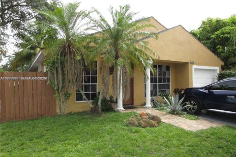 Villa ou maison à vendre à Pembroke Pines, Floride: 4 chambres, 102.47 m2 № 2044974 - photo 2