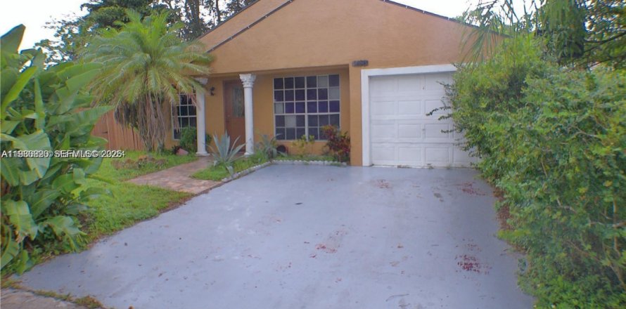 Villa ou maison à Pembroke Pines, Floride 4 chambres, 102.47 m2 № 2044974