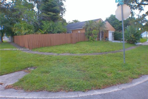 Villa ou maison à vendre à Pembroke Pines, Floride: 4 chambres, 102.47 m2 № 2044974 - photo 3