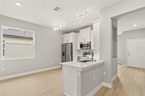House in Apopka, Florida 4 bedrooms, 143.16 sq.m. № 1767704 - photo 6