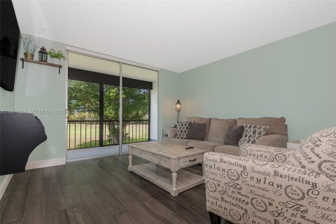 Copropriété à louer à Pembroke Pines, Floride: 2 chambres, 108.7 m2 № 2042205 - photo 3