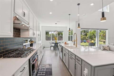 House in Riverview, Florida 5 bedrooms, 397.71 sq.m. № 2101108 - photo 6