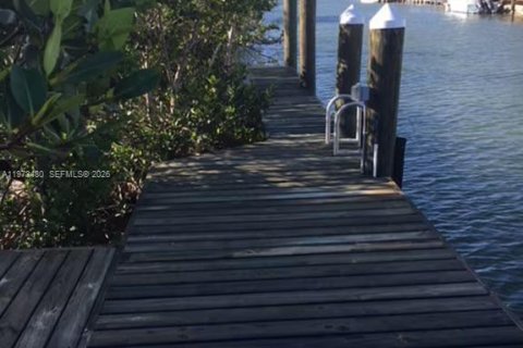 House in Marathon, Florida 4 bedrooms, 170.94 sq.m. № 2033296 - photo 17