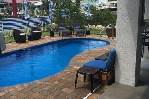 House in Marathon, Florida 4 bedrooms, 170.94 sq.m. № 2033296 - photo 11