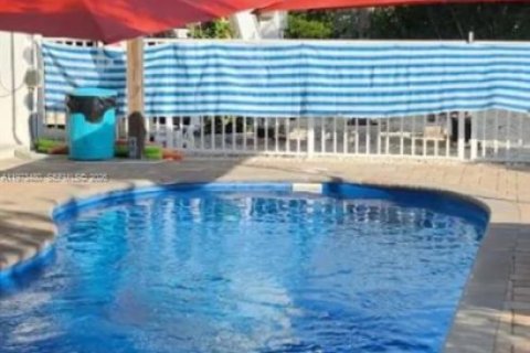 House in Marathon, Florida 4 bedrooms, 170.94 sq.m. № 2033296 - photo 10