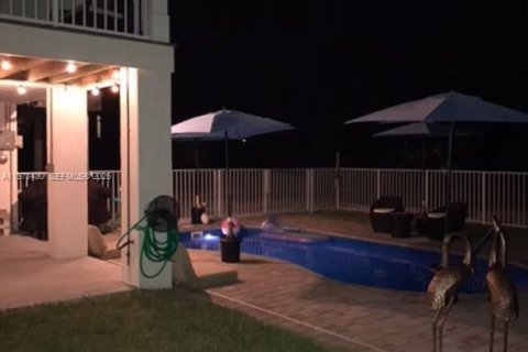 House in Marathon, Florida 4 bedrooms, 170.94 sq.m. № 2033296 - photo 12