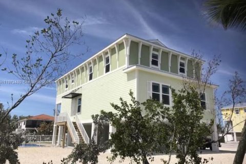 House in Marathon, Florida 4 bedrooms, 170.94 sq.m. № 2033296 - photo 1