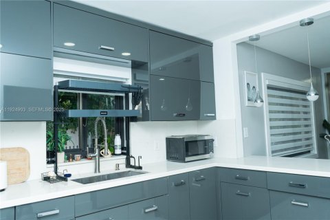 Casa en venta en Miami, Florida, 3 dormitorios, 185.34 m2 № 1984118 - foto 4