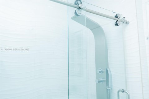 Casa en venta en Miami, Florida, 3 dormitorios, 185.34 m2 № 1984118 - foto 9