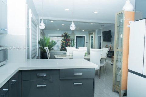 Casa en venta en Miami, Florida, 3 dormitorios, 185.34 m2 № 1984118 - foto 5